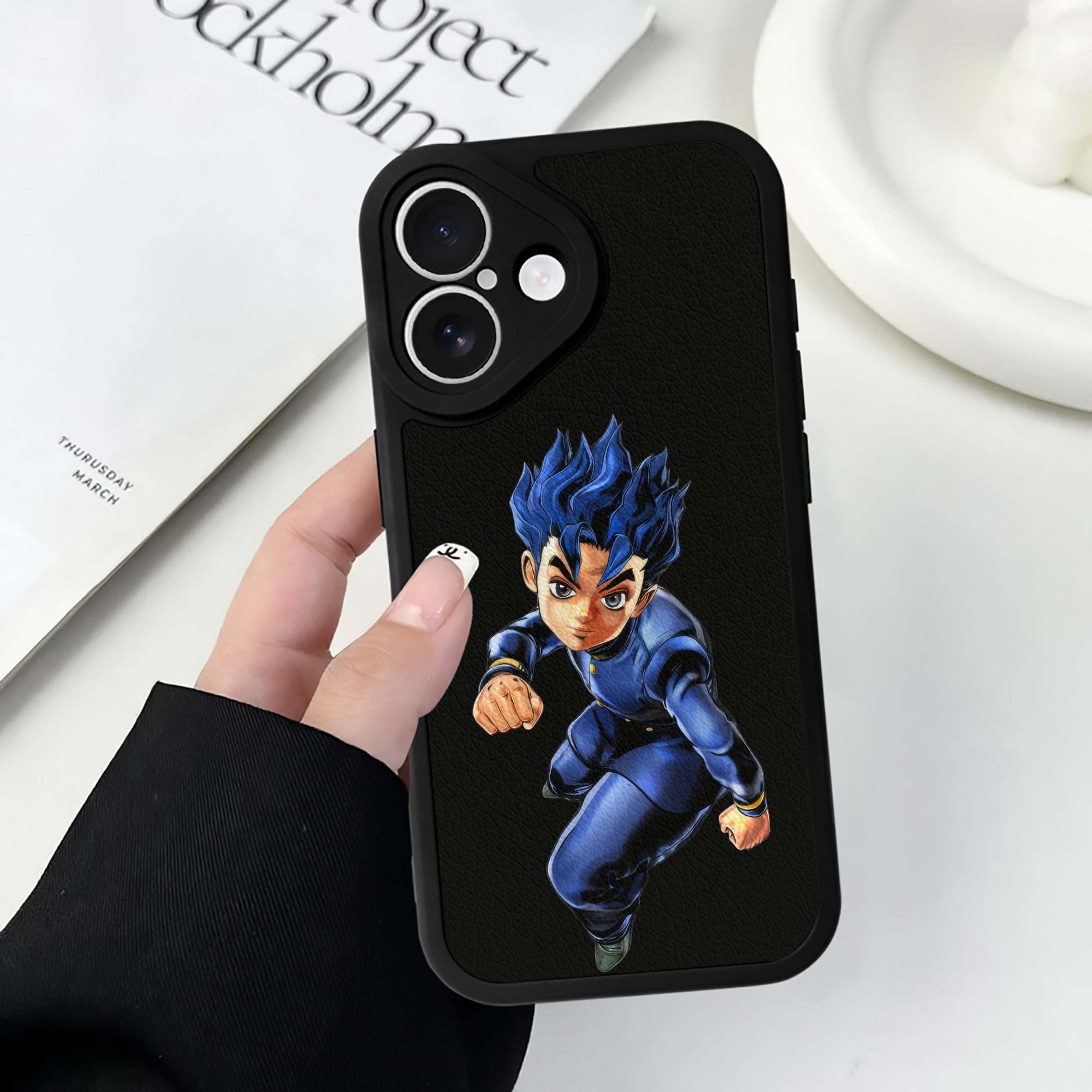 （画像用） ジョジョの奇妙な冒険 広瀨康一 JoJo's Bizarre Adventure Hirose Koichi 【iPhone 16シリーズ対応】シリコンスマホケース（レザー調） 材質：シリコン